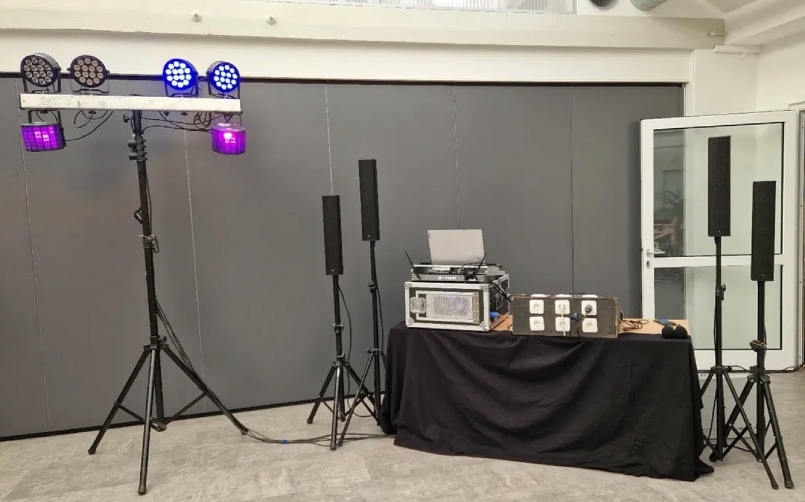 Kompletter DJ-Aufbau mit Lichtstativ, PA-Boxen und Technik