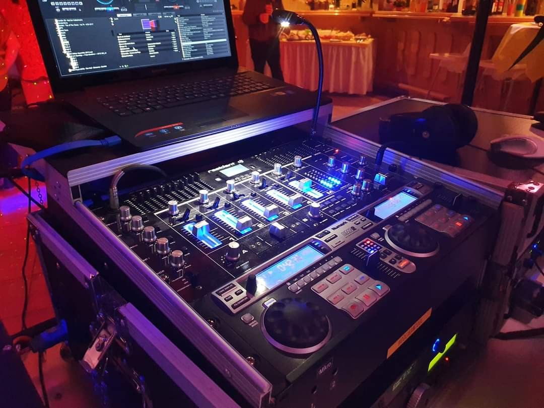 DJ-Setup mit Mischpult und Controller