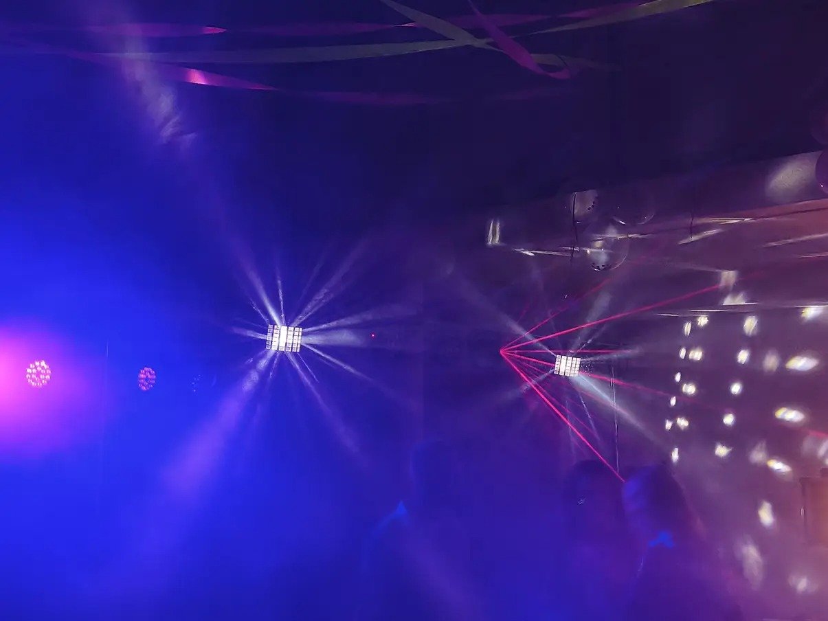 Volle Tanzfläche mit Lichtshow